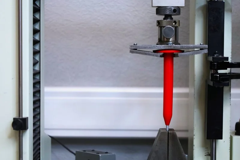 Ломать, чтобы строить: как в лабораториях ТЕХНОНИКОЛЬ проверяют кровельный крепеж