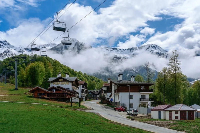 Берега без моря: курорты в горах и лесах стали новым туристическим Эльдорадо