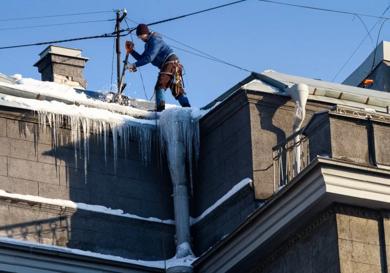 За год средние зарплаты в сфере ЖКХ выросли почти на четверть