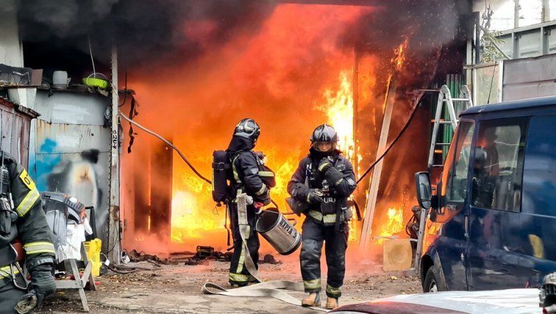 Влияние строительных материалов на пожарную безопасность зданий: как не превратить свой дом в ловушку?