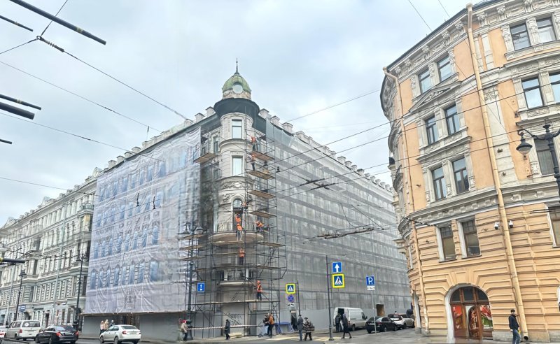 В юбилей — с обновлением: на Невском проспекте началась реставрация фасадов и крыш