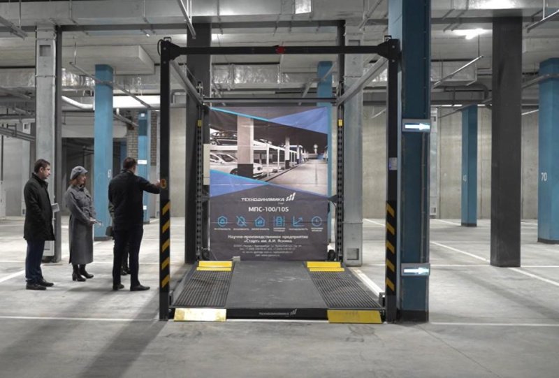 Практика импортозамещения: «Атомстройкомплекс» тестирует подъемник уральского производства для двухуровневого паркования   