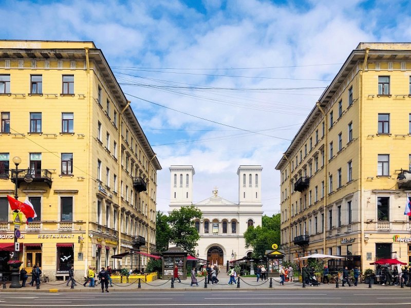 На главной улице Петербурга подешевела аренда торговых помещений