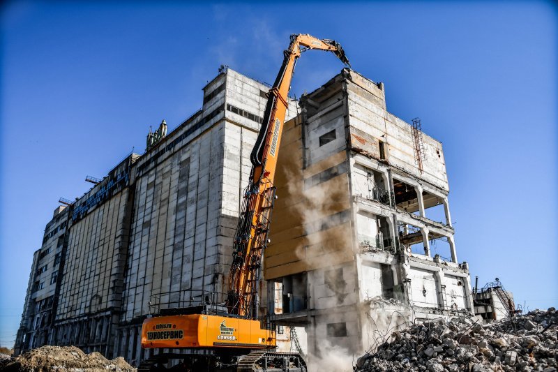 К новым высотам: на юге России успешно работает техника для демонтажа высотных зданий
