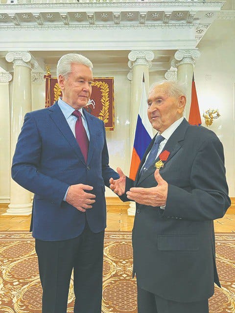 Рафик Загрутдинов поздравил работника столичного стройкомплекса со 100-летним юбилеем