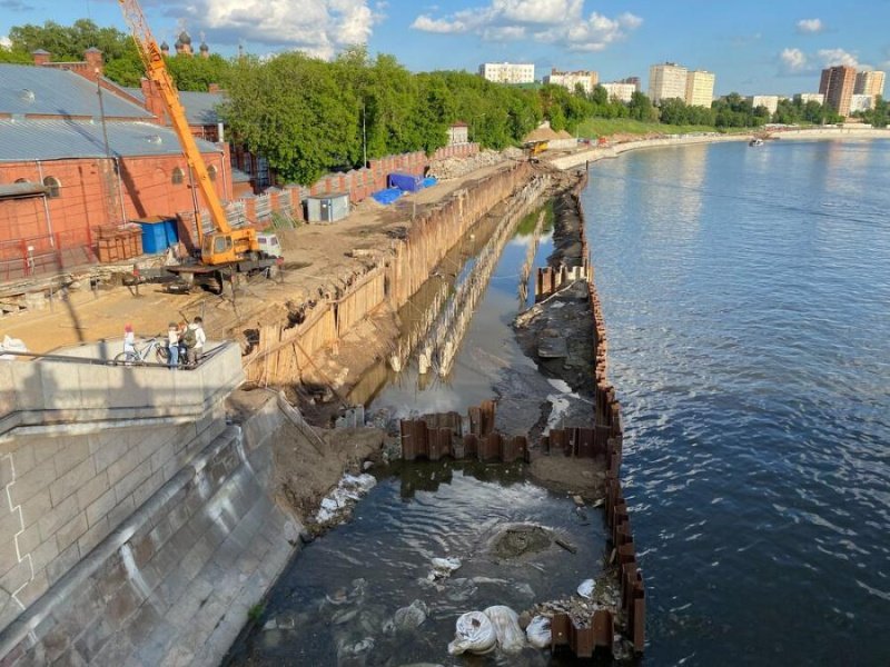На Крутицкой набережной Москвы начались работы по укреплению склона