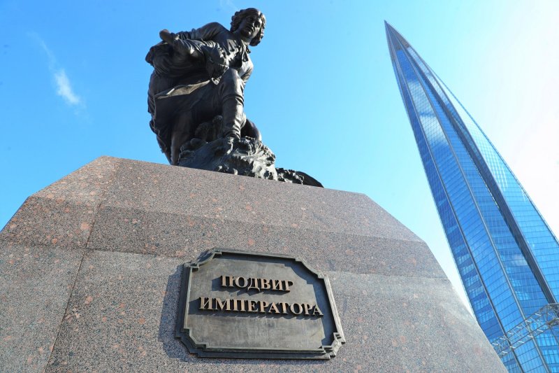 В Петербурге открыли новый памятник Петру I