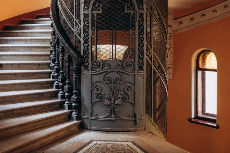 Нарушая гармонию: реставрация исторических домов в Санкт-Петербурге оставляет желать лучшего