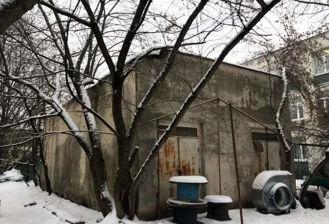 Территорию поликлиники в районе Теплого Стана освободили от заброшенного самостроя 
