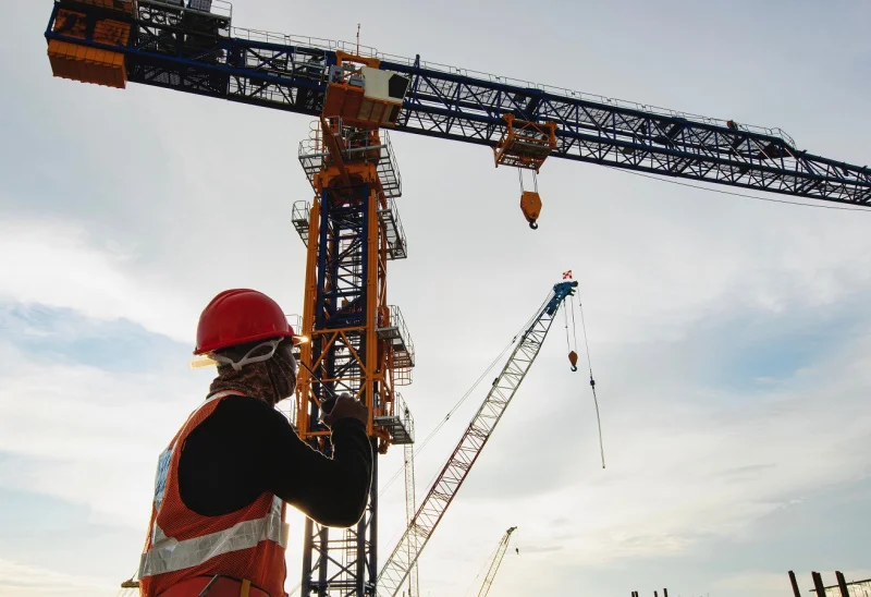 Каждый десятый работающий россиянин готов поехать на строительную вахту