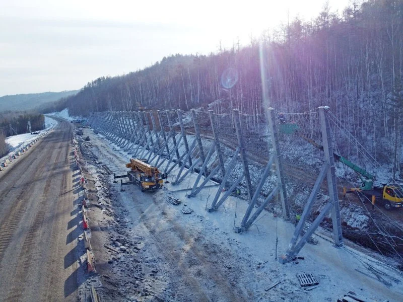 В узкой полосе отвода: под Читой завершился монтаж уникального селеудерживающего барьера