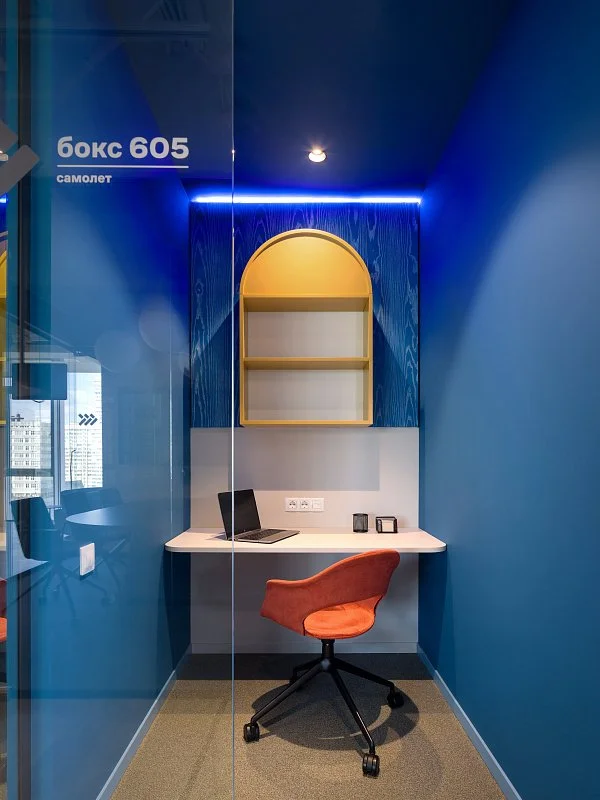 Крупный застройщик переедет в офис в стиле мемфис