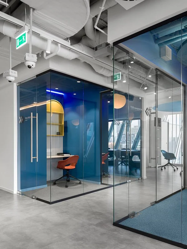 Крупный застройщик переедет в офис в стиле мемфис