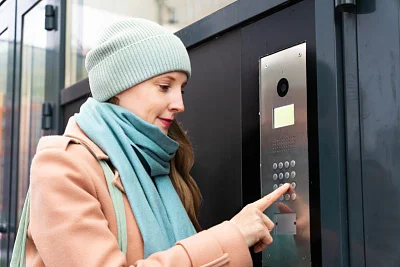 Домофоны нарастят функционал: эксперты обсудили пути развития систем безопасности и оповещения в МКД