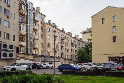 «Под обрез дома»: москвичи теряют право на свои дворы
