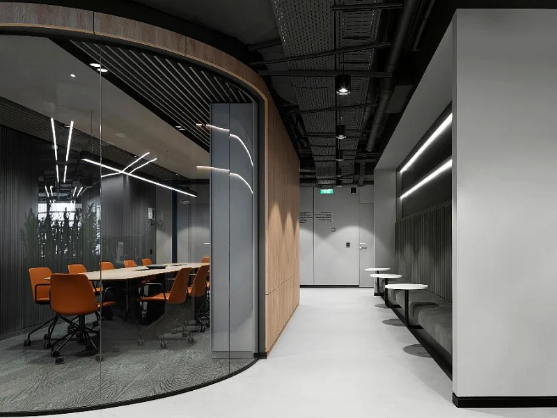 Дистрибьютор вин и спиртных напитков украсил офис предметами искусства