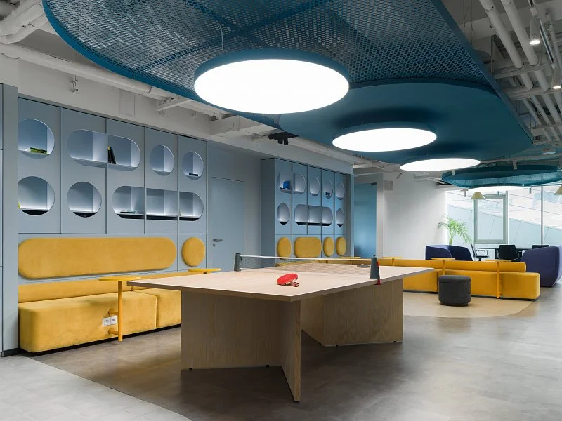 Крупный застройщик переедет в офис в стиле мемфис