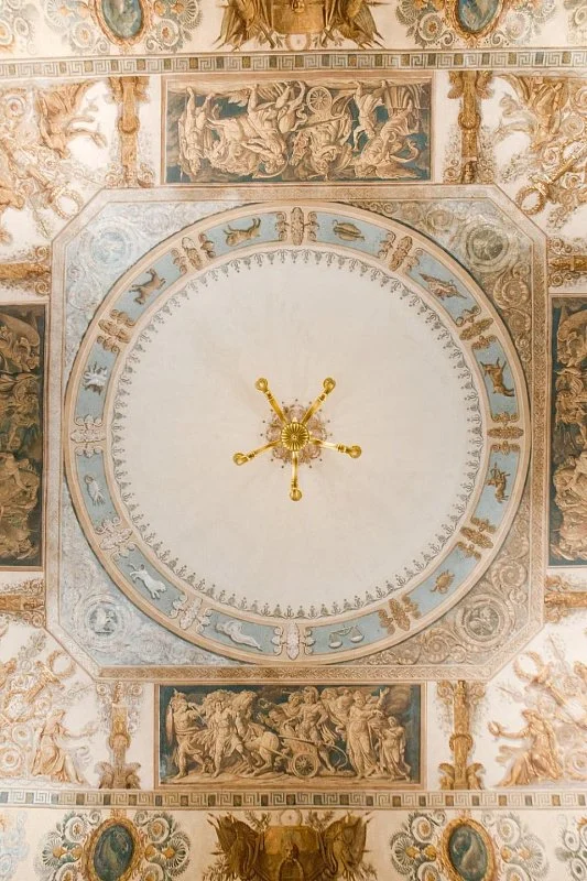 Девелопер элитной недвижимости отреставрировал двухсотлетнюю роспись Скотти