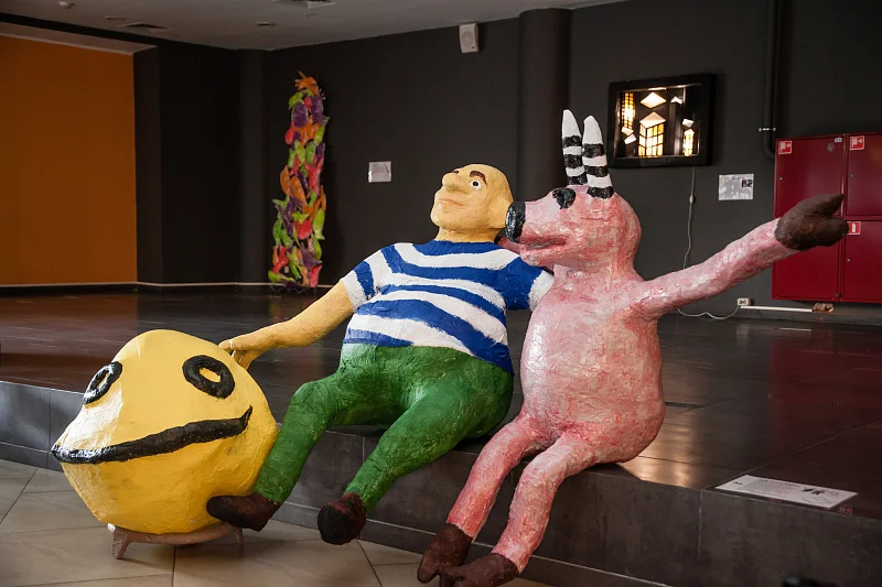 Сцена сложной судьбы