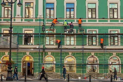 На Невском выросли леса: на главной улице Петербурга началась реставрация фасадов