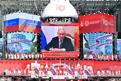 Строить и жить: в «Лужниках» с песнями отпраздновали День строителя