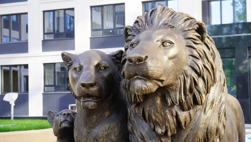 Петербургский жилой комплекс украсили скульптурной группой из львов