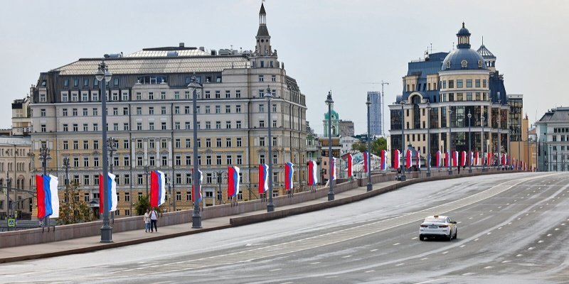 Более 500 праздничных плакатов украсят Москву ко Дню флага России