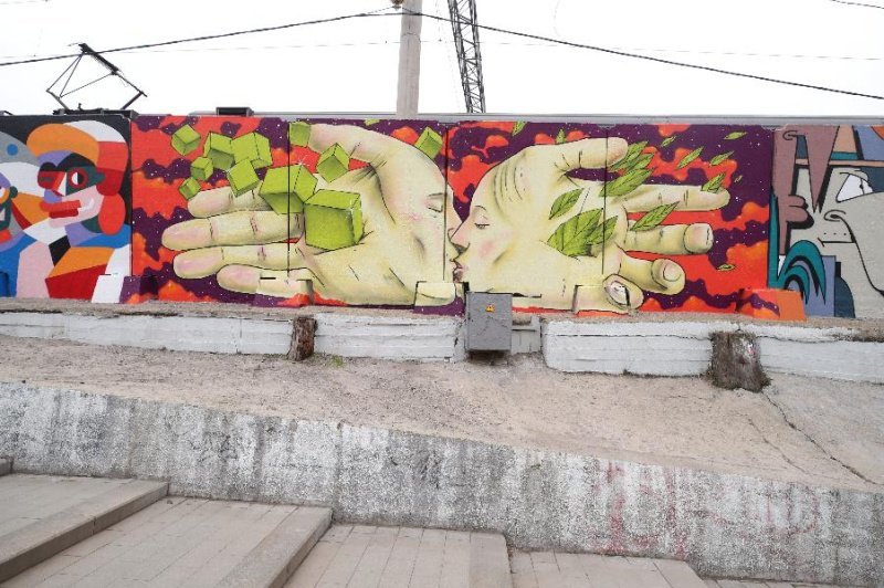 Путевые зарисовки: в районе Курского вокзала появились официальные граффити