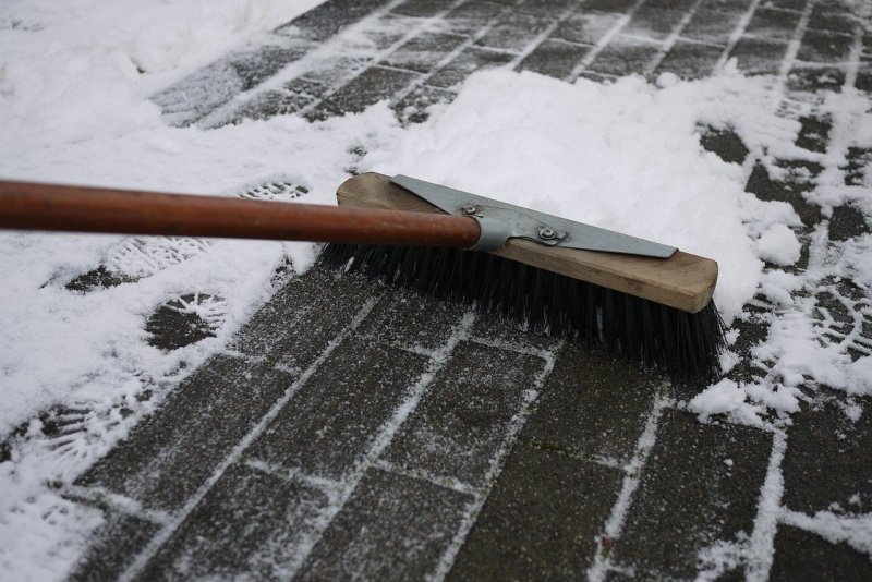 Петербуржцам предложили заработать на уборке снега