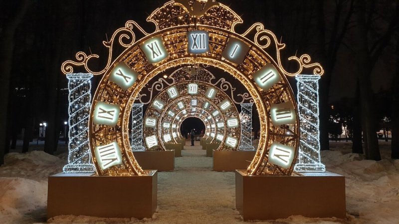 Атмосферу новогодних праздников в Москве создавали более 4,5 тыс. световых конструкций