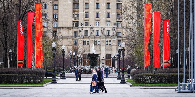 Флаги и стенды с архивными фото украсили Москву ко Дню Победы