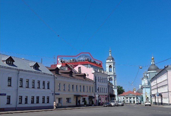 В Таганском районе Москвы на крыше здания демонтировано незаконное сезонное кафе