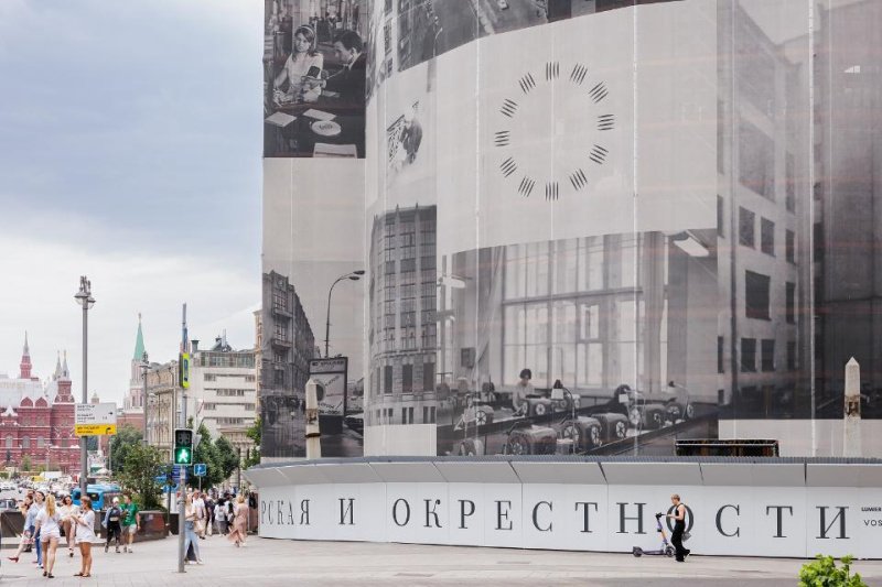 У стен Центрального телеграфа в Москве открылась фотовыставка