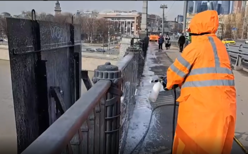Около 2 тыс. инженерных сооружений промоют в Москве в рамках месячника по благоустройству