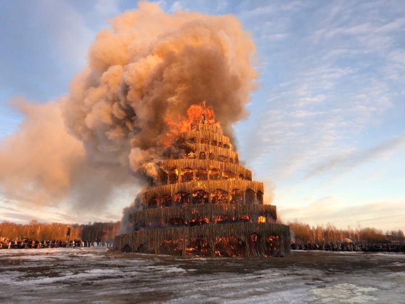 Понять и простить друг друга: в Никола-Ленивце сожгли «Вавилонскую башню»