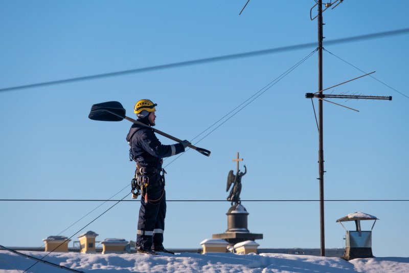 Сугробов не будет: греющая лента защитит петербургские крыши от снега
