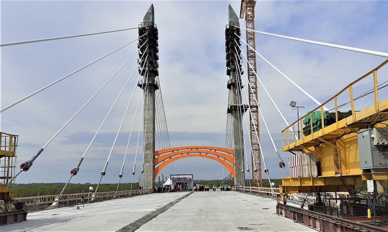 Сомкнул пролеты: уникальный вантовый мост через Оку соединил две области