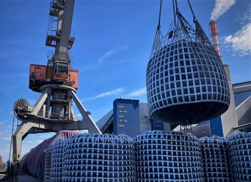 Сенгилеевский цементный завод принял первое судно в этом году под погрузку цемента 