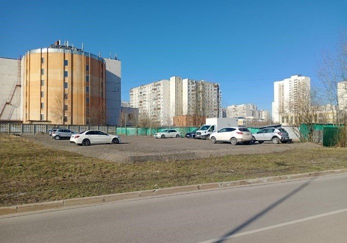 В московском районе Митино на месте незаконной автостоянки появилась законная парковка 