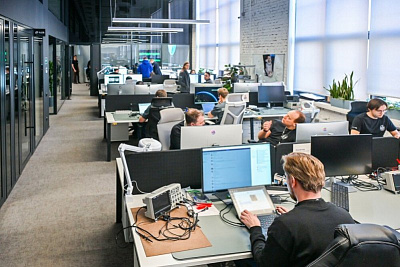 От «тотального опенспейса» к осознанной гибкости: как российский бизнес переосмысливает офисы От «тотального опенспейса» к осознанной гибкости: как российский бизнес переосмысливает офисы