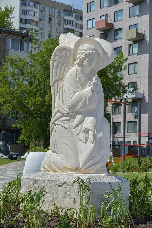 В квартале на западе Москвы открылась «Площадь Ангела» со скульптурой из Суздаля