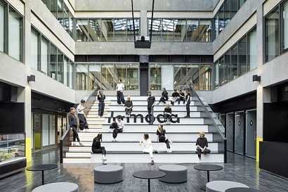 Lamoda переехала в меняющую цвет штаб-квартиру от IND Architects