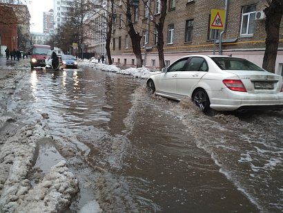 Коммунальные службы Москвы устраняют последствия резкого потепления