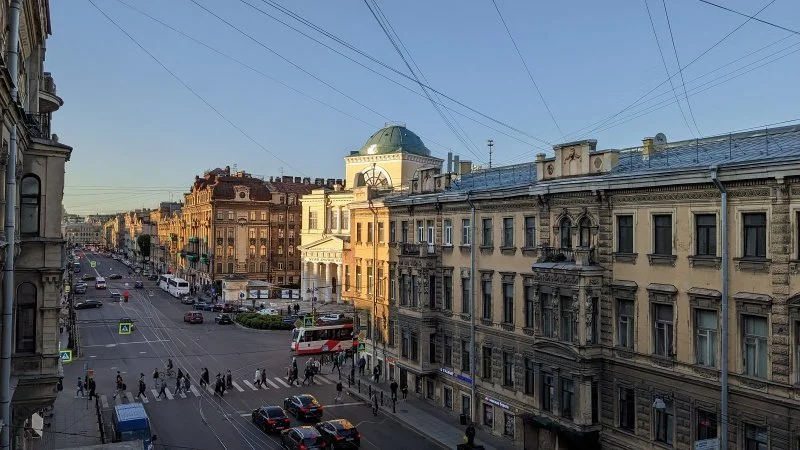 Доля свободных площадей на центральных улицах Петербурга достигла минимума