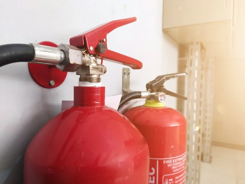 Водяные, аэрозольные, порошковые или газовые: какие противопожарные системы эффективнее при возгорании на предприятиях?